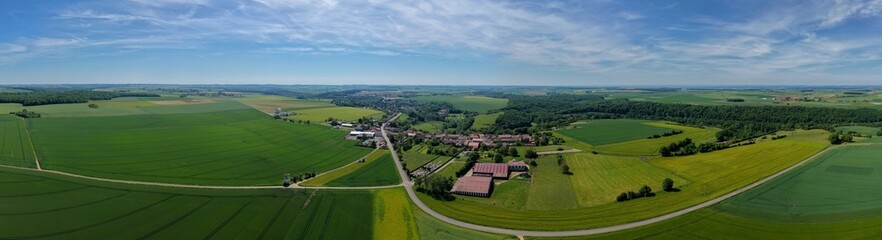 Vue aérienne panoramique du village de Boismont , en Meurthe-et-Moselle, Lorraine.  La partie haute du centre du village, et les exploitations agricoles © Jean-Marc RICHARD