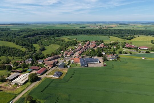 Vue a&eacute;rienne panoramique du village de Boismont , en Meurthe-et-Moselle, Lorraine.  La partie haute du centre du village, et les exploitations agricoles