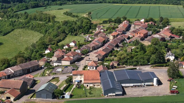 Village de Boismont en Meurthe-et-Moselle, Lorraine. Habitations de la rue principale, la mairie et l'&eacute;glise. vue a&eacute;rienne panoramique. 