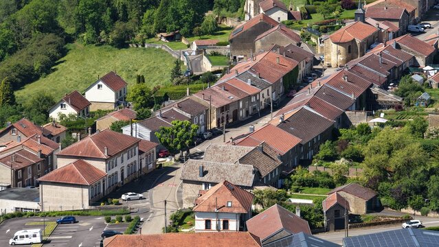 Village de Boismont en Meurthe-et-Moselle, Lorraine. Habitations de la rue principale, la mairie et l'&eacute;glise. vue a&eacute;rienne panoramique. 