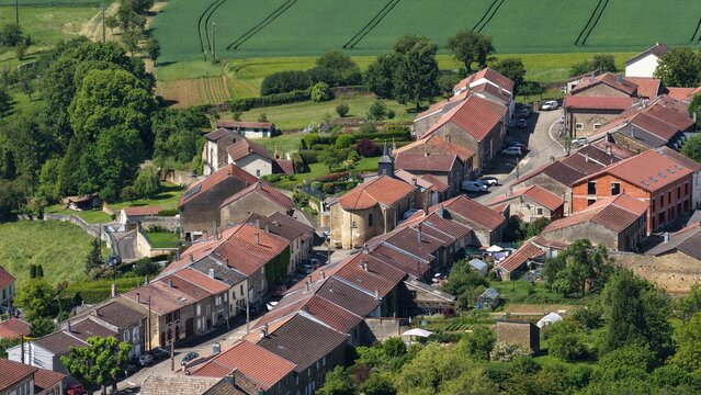 Village de Boismont en Meurthe-et-Moselle, Lorraine. Habitations de la rue principale, la mairie et l'&eacute;glise. vue a&eacute;rienne panoramique. 