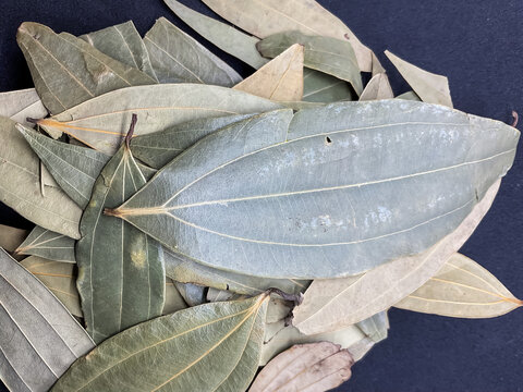 Dried Indian Bay Leaf (Tej Patta). Aromatic spice for Indian cuisine (biryani, curries, pulao), herbal medicine, and Ayurvedic wellness.