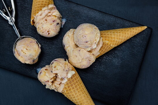 Cialda a cono con gelato variegato all'amarena vista dall'alto