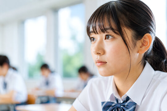 真剣な表情で授業に集中する女子高校生の学習イメージ