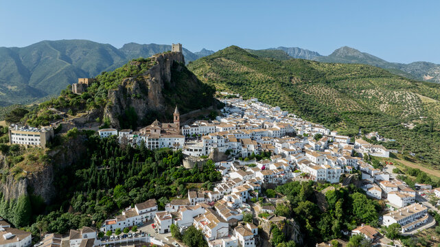 Municipio de Zahara de la Sierra en el parque natural de Grazalema, Espa&ntilde;a