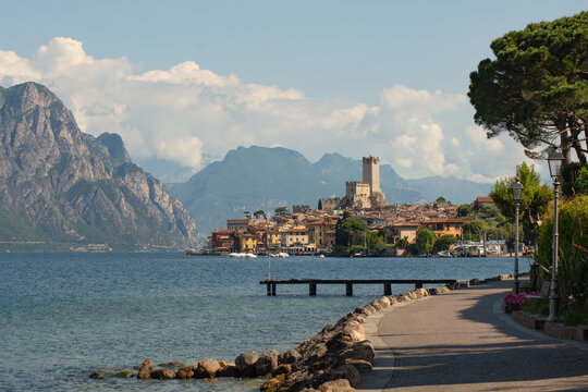Jolie vue sur le village de Malcesine en Italie au Lac de Garde