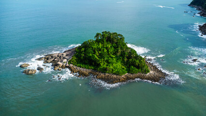 Drone view of a small isolated tropical island surrounded by ocean water / Iporanga Guarujá © Robson