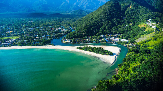 Aerial view of a tropical white sand beach meeting a green river estuary / Vista aerea do encontro do Rio Una com o mar S&atilde;o Sebasti&atilde;o