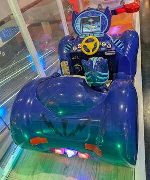 Juguete autom&aacute;tico de atracci&oacute;n por monedas. Coche de Catboy de la serie Masks para entretenimiento en centro comercial Islazul, Madrid, Espa&ntilde;a, 5 de abril de 2026