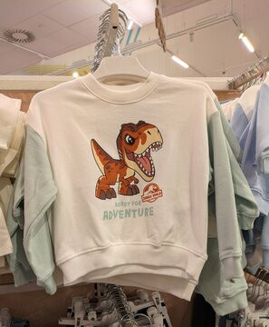 Sudadera para beb&eacute; con un velociraptor o Tyrannosaurus Rex de Jurassic World, con texto Ready for Avdenture, en tienda Kiabi de Madrid, Espa&ntilde;a, 5 de abril de 2026