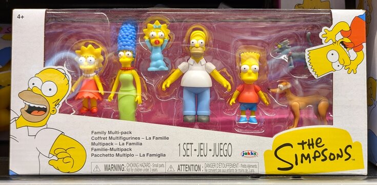 Familia Simpson. Caja con mu&ntilde;ecos de The Simpsons en estanter&iacute;a de tienda Toy Planet en Madrid, Espa&ntilde;a, 5 de abril de 2026