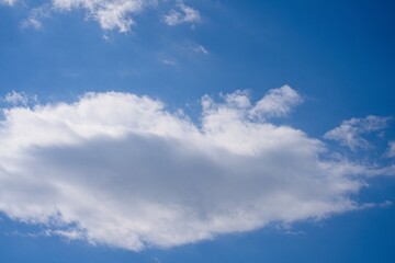 Obraz premium Big cloud in spring blue sky as natural background. 