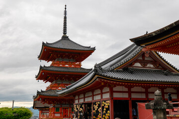 Obraz premium 世界遺産・清水寺に美しくそびえ立つ国内最大級の三重塔と境内の風景