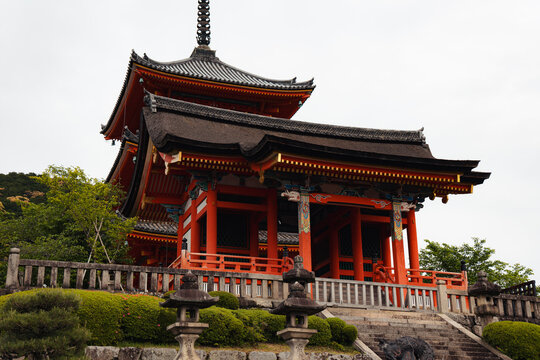 世界遺産・清水寺の正門にあたる朱塗りの仁王門と三重塔の風景