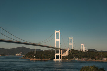 Fototapeta premium 青空の下に広がるしまなみ海道・来島海峡大橋の壮大な風景