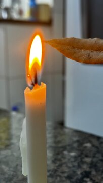 Simpatia queimando folha de louro | Burning bay leaves ritual