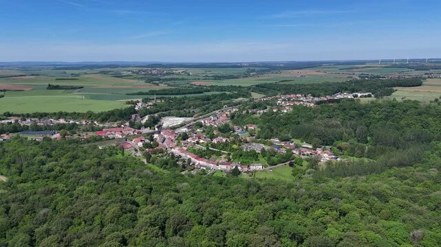 Vue a&eacute;rienne panoramique du village de Pierrepont, en Meurthe-et-Moselle, Lorraine. Un village rural entre champs et for&ecirc;ts, &agrave; proximit&eacute; des fronti&egrave;res belge et Luxembourgeoise