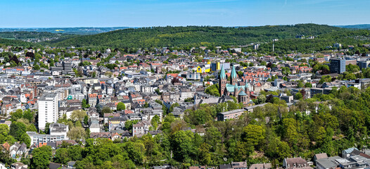 Obraz premium Luftbild von Iserlohn im Sauerland mit der römisch-katholische Pfarrkirche St. Aloysius