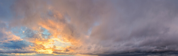 Obraz premium Dramatic Sunset Cloudscape Over A Vast Sky With Colorful Evening Clouds And Soft Light