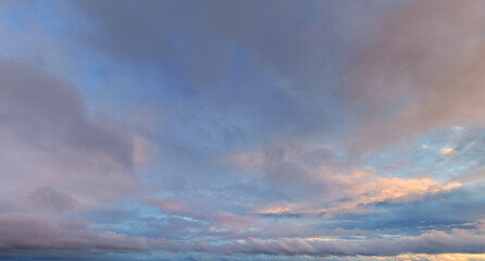 Obraz premium Golden Sunset Cloudscape Over Dramatic Evening Sky With Soft Pastel Clouds And Light