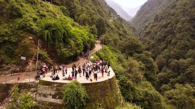 Kedarnath Yatra Pilgrims Resting at Mountain Viewpoint on Trekking Route. Group of Tourists at Himalayan Mountain Pass Viewpoint in Uttarakhand. Himalayan Mountain Trekking Viewpoint.