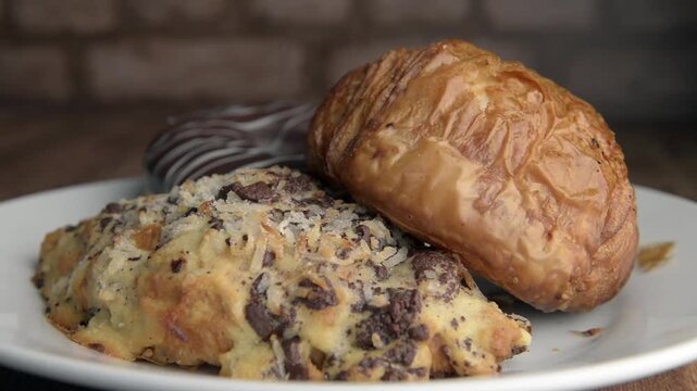 Reposteria fina, pan dulce mexicano para desayuno postres o cenas en familia, tradicional. acercamiento o zoom a pan relleno con chocolate y hojaldre cubierto con laminas de almendra y coco.	
