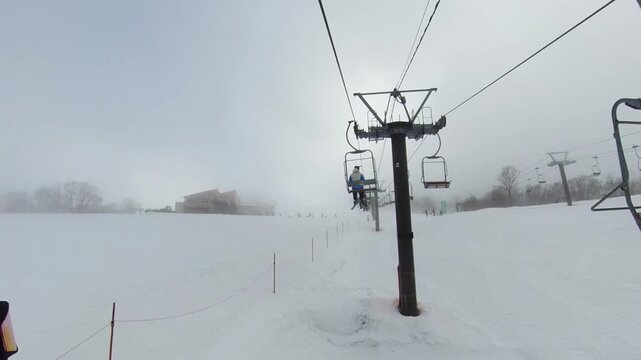スキー場のリフト　霧の中を進むリフトムービー素材