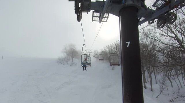 スキー場のリフト　霧の中を進むリフトムービー素材
