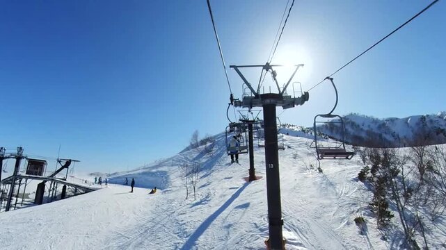 スキー場のリフト　太陽に進むリフト　ムービー素材