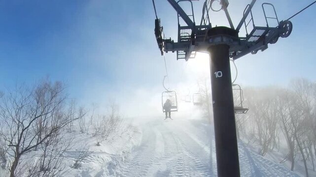 スキー場のリフト　霧の中を進むリフト　ムービー素材