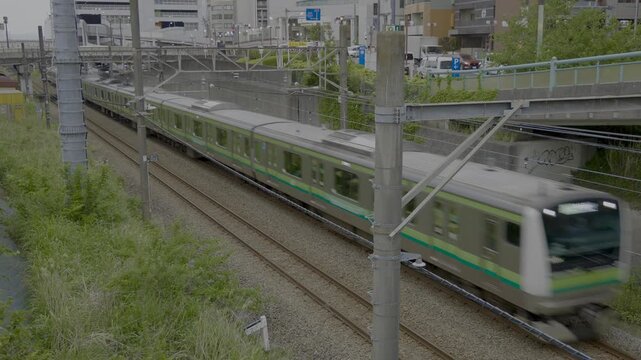 夕暮れの町田駅から東神奈川方面へ向かう横浜線