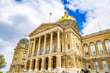 Fototapeta premium Iowa State Capitol Close Up in Spring
