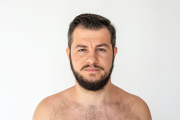 Naklejka premium Man with a beard and short hair against a plain white background.