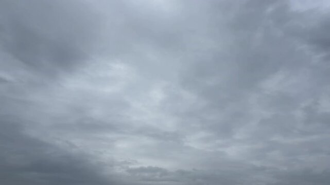 淡い曇り空が広がる静かな空模様