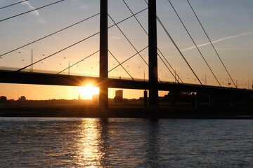 Obraz premium Sunset behind a suspension bridge