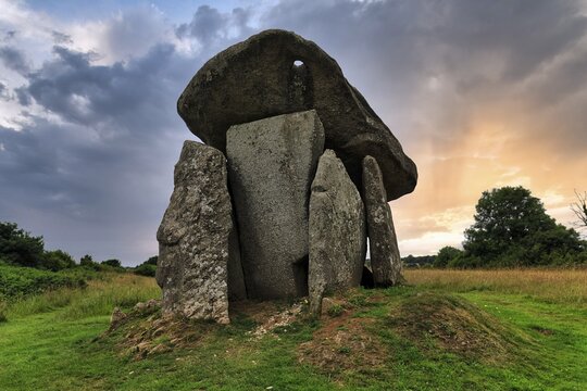 Trethevy Quoit Megalithic Stone Tomb, Dolmen, Portal Tomb, House of the Giant, Evening Sky, Tremar Coombe, Bodmin Moor, Cornwall, England, United Kingdom