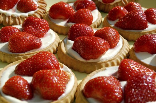 Little tartlets with fresh strawberries