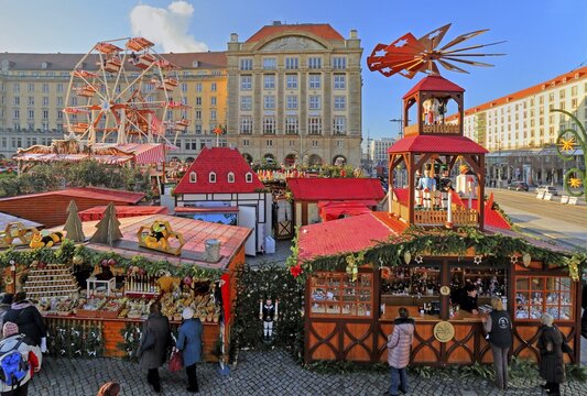 Striezelmarkt, Christmas market at Altmarkt, Dresden, Saxony, Germany