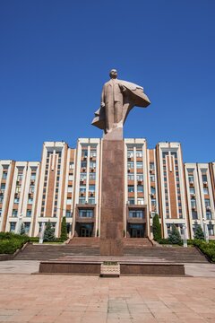 Transnistria parliament building with statue of Vladimir Lenin, Tiraspol, Transnistria, Moldova