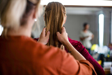 Hair styling in dim room © Rawpixel.com