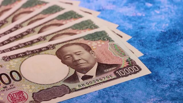 回転する扇形に並べた1万円札の紙幣