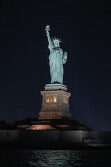 Fototapeta premium Night view of the Statue of Liberty in New York City, USA