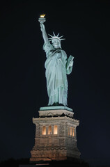 Fototapeta premium Night view of the Statue of Liberty in New York City, USA