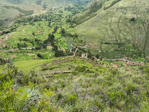 Paisaje monta&ntilde;oso del parque arqueol&oacute;gico de Pisac Cusco en temporada de lluvia