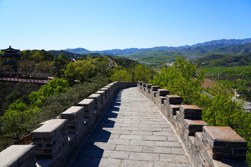Obraz premium Defensive wall with colorful imperial flags winding through hills at Chengde Mountain Resort, Hebei, China