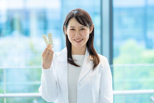 薬を持ち悩む女性医師