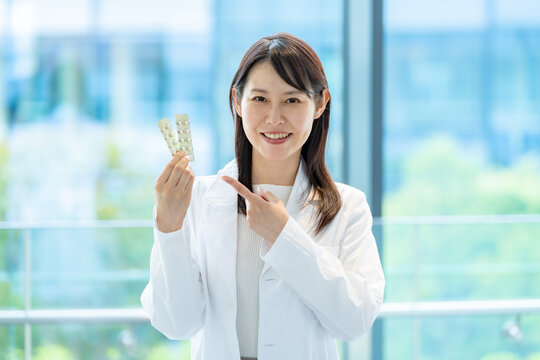 薬を持ち悩む女性医師