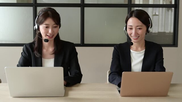 笑顔で会話をするコールセンターの女性