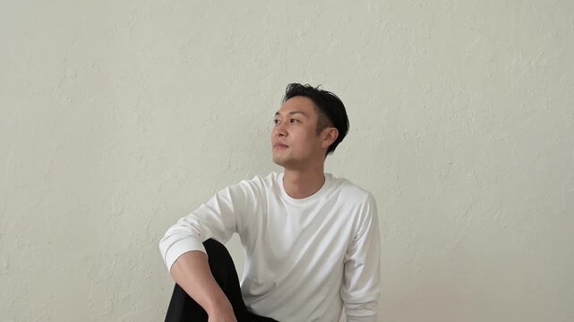 リビングで座ってリラックスする日本人男性