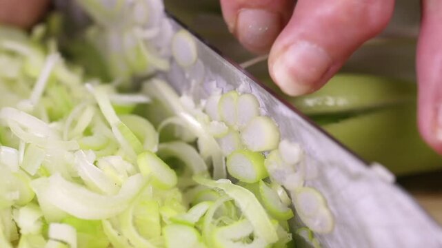 대한민국 한국 음식 식재료 대파 파 썰기 손질 조리 과정 칼 도마 주방 식당 맛집 비법 신선한 채소 야채 양념 준비 향신채 요리 기초 로컬 푸드 건강식 영양 식재료 매운맛 알싸한 풍미 고명 비빔밥 국밥 찌개 재료 일상 집밥 수확 농산물 신선식품 클로즈업 작업 현장